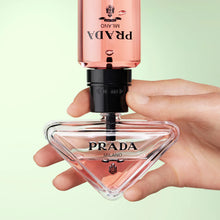 Парфюмна вода Prada Paradoxe EDP за жени, елегантен флакон с цветен аромат и съвременен дизайн.