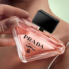 Парфюмна вода за жени Prada Paradoxe EDP, елегантен флакон с изискан дизайн и флорално-ориенталски аромат.