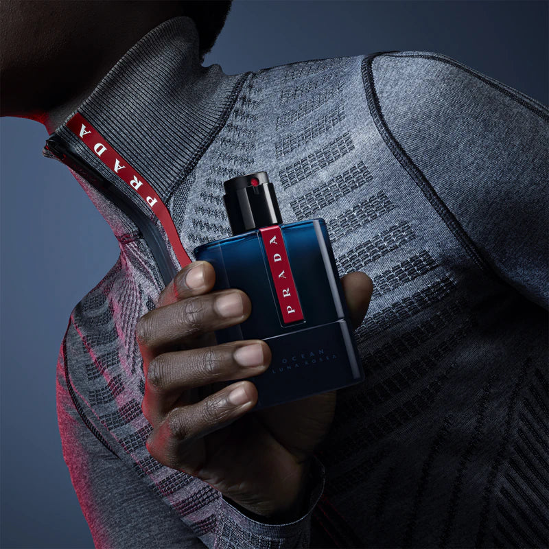 Продуктът е тоалетна вода за мъже Prada Luna Rossa Ocean EDT, изображение на флакон с морски дизайн.