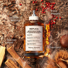 Унисекс парфюм Maison Margiela Replica By The Fireplace EDT, бутилка с елегантен дизайн и нотки на огън и дървесина.