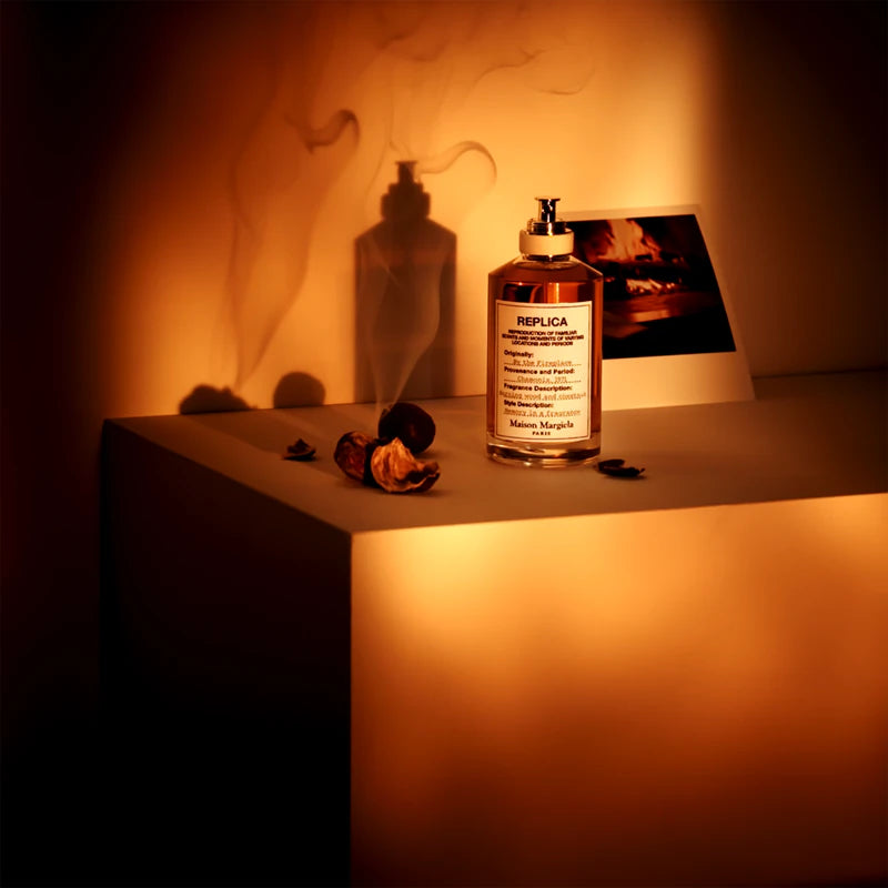 Унисекс парфюм Maison Margiela Replica By The Fireplace EDT, бутилка с елегантен дизайн и аромат на огън и дървесни нотки