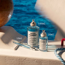 Унисекс парфюм Maison Margiela Replica Sailing Day EDT с морска свежест и леки ароматни нотки, изображение на флакон.