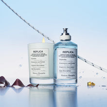 Унисекс парфюм Maison Margiela Replica Sailing Day EDT с морски аромати и свежи нотки, показан в бутилка.
