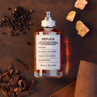 Унисекс парфюм Maison Margiela Replica Under The Stars EDT, бутилка с елегантен дизайн и ароматни нотки на нощното небе.