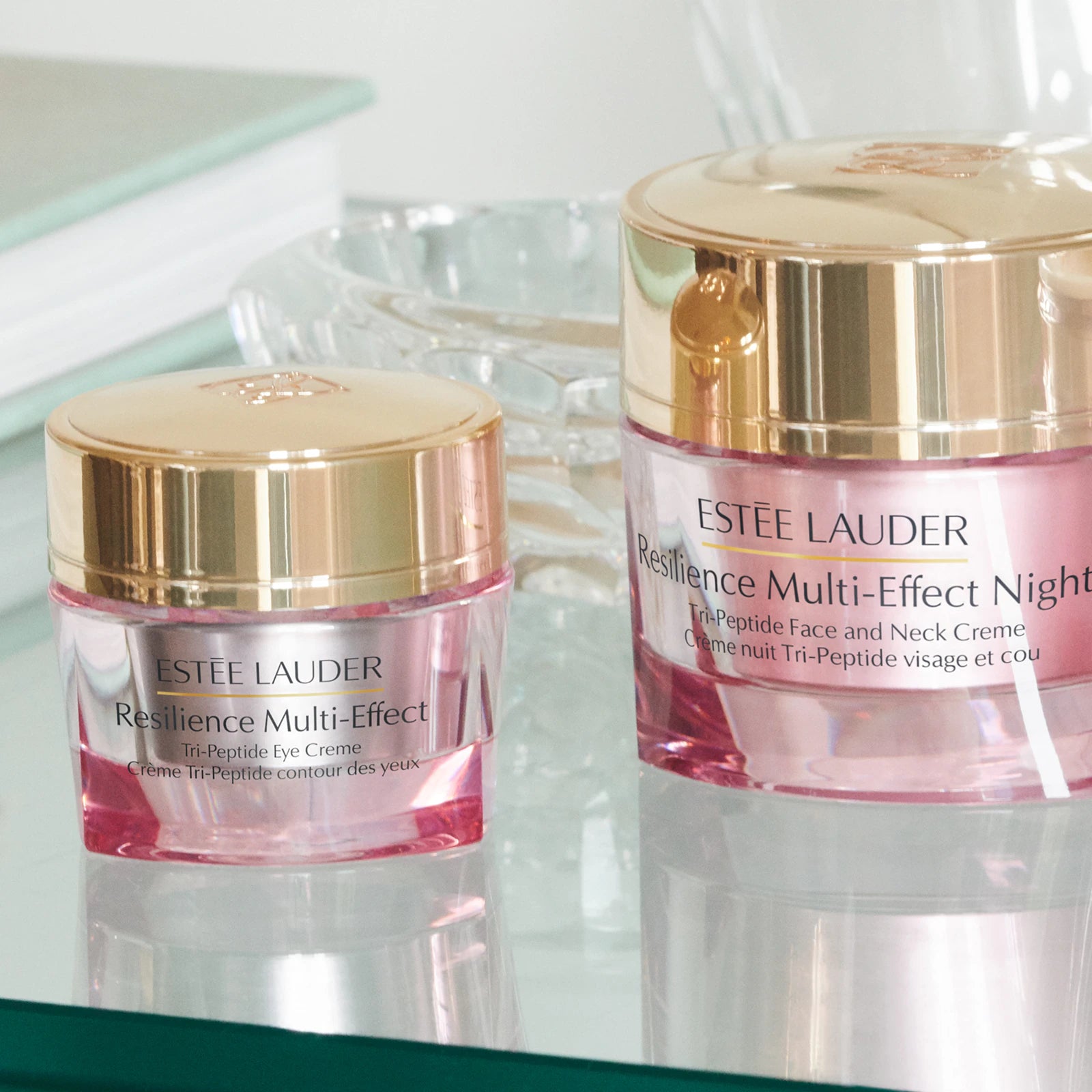 Крем за лице и шия с трипептиди от Estee Lauder, съдържа SPF15, за подмладяване и хидратация на кожата.