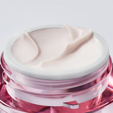Крем за лице и шия с трипептиди и SPF15 от Estee Lauder, видима текстура и опаковка на продукта