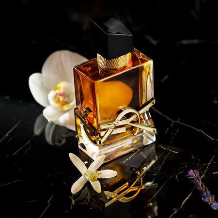 Парфюмна вода за жени YSL Libre Intense EDP, елегантна бутилка с луксозен дизайн и златисти акценти.