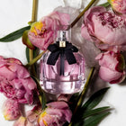 Еднопосочен парфюм Yves Saint Laurent Mon Paris EDP за жени, бутилка с ароматна парфюмна вода, елегантен дизайн.