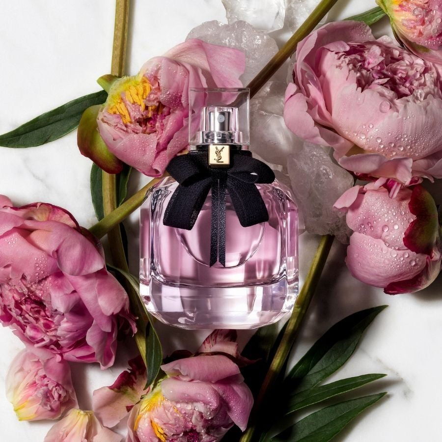 Еднопосочен парфюм Yves Saint Laurent Mon Paris EDP за жени, бутилка с ароматна парфюмна вода, елегантен дизайн.
