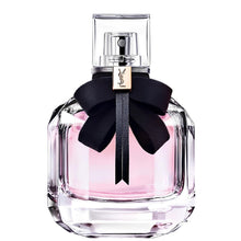 Еднопосочна парфюмна вода Yves Saint Laurent Mon Paris EDP за жени, бутилка с изискан дизайн и розово-златен капак.