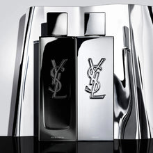ЕDP парфюмна вода за мъже Yves Saint Laurent Myslf L'Absolu, бутилка с изискан дизайн и златен флакон, на бял фон