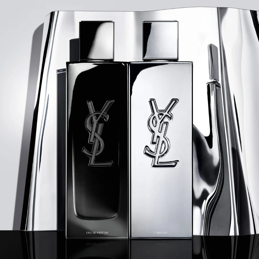 ЕDP парфюмна вода за мъже Yves Saint Laurent Myslf L'Absolu, бутилка с изискан дизайн и златен флакон, на бял фон