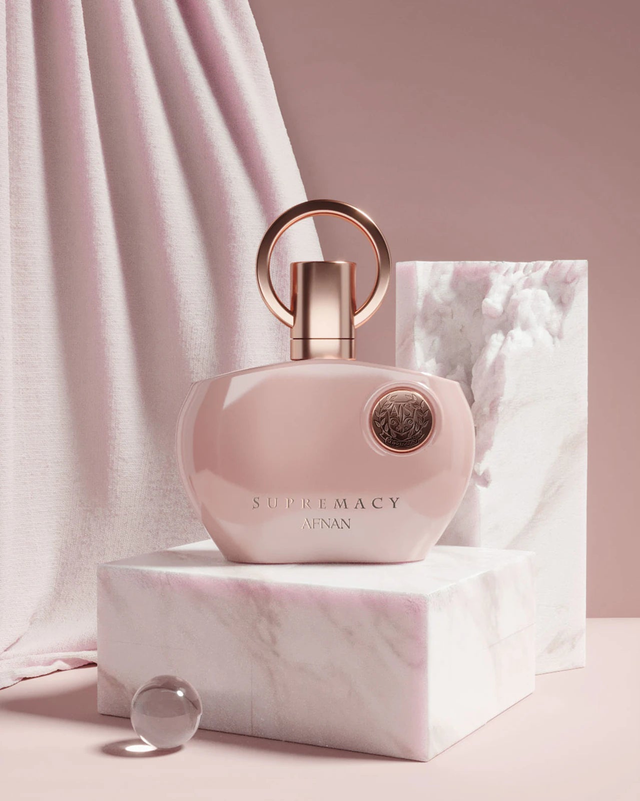 Една жена държи бутилка Afnan Supremacy Pink EDP парфюмна вода за жени с розов дизайн и флорални нотки.