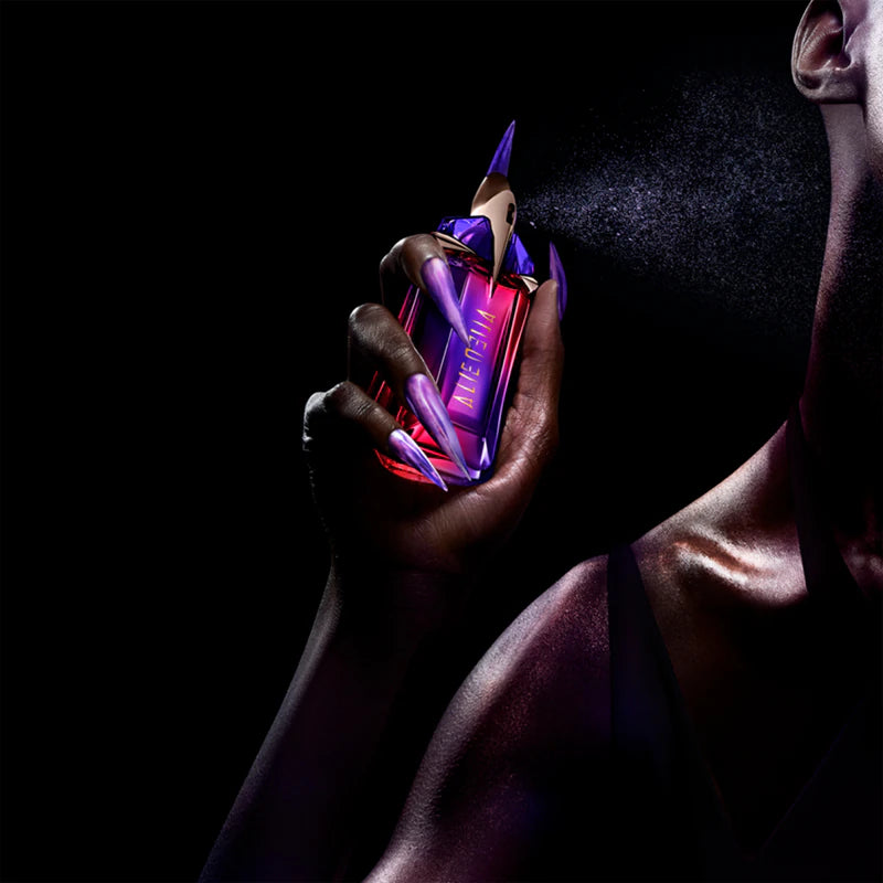 Парфюмна вода Thierry Mugler Alien Hypersense EDP за жени, бутилка с елегантен дизайн и луксозен аромат.