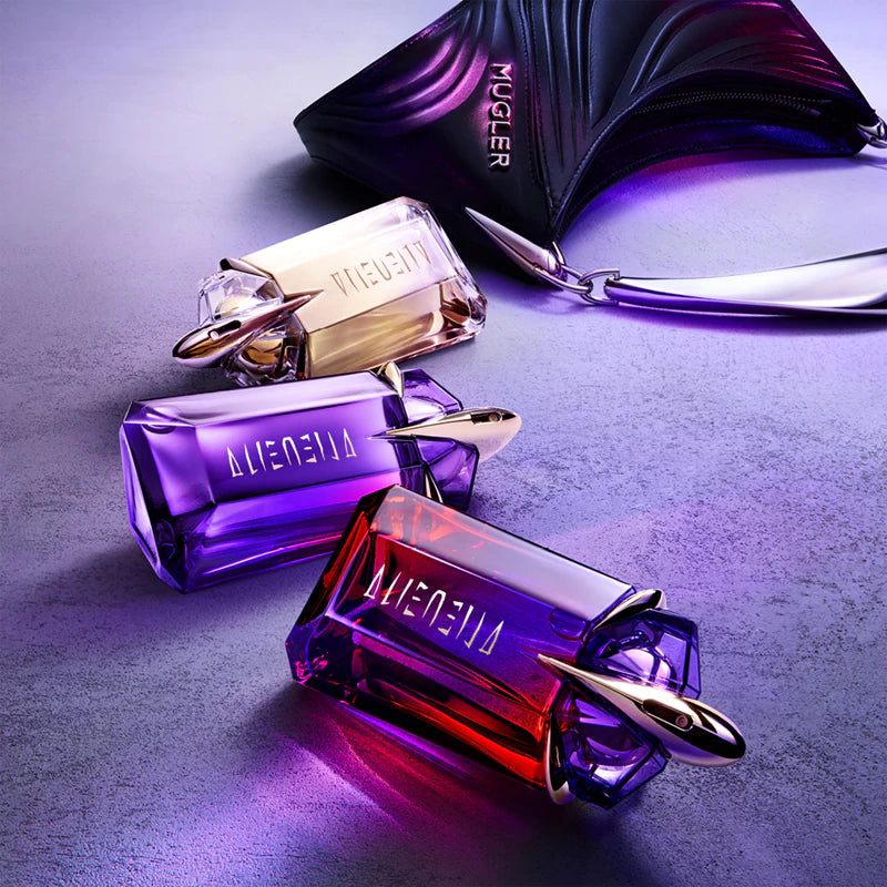 Женски парфюм Alien Hypersense EDP на Thierry Mugler, елегантна бутилка и ароматна капка, излъчваща мистерия и стил.