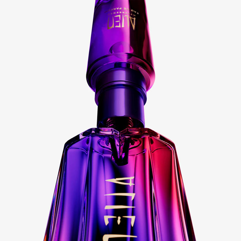 Парфюмна вода Alien Hypersense EDP за жени от Thierry Mugler, показана в стилна бутилка, с луксозен дизайн.