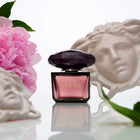 Дамски парфюм Versace Crystal Noir EDP, елегантна бутилка с прозрачна стъклена опаковка и тъмно кристално покритие.