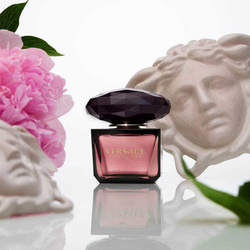 Дамски парфюм Versace Crystal Noir EDP, елегантна бутилка с прозрачна стъклена опаковка и тъмно кристално покритие.