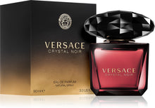 Версаче Crystal Noir EDP парфюмна вода за жени, прозрачна бутилка с черен капак и изящен дизайн.