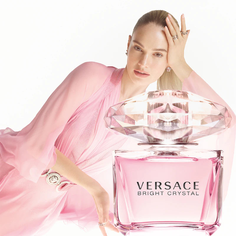 Тоалетна вода за жени Versace Bright Crystal EDT с прозрачна бутилка и цветен дизайн, подходяща за деликатен аромат.