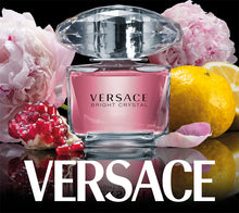 Тоалетна вода за жени Versace Bright Crystal EDT с прозрачна бутилка и цветен дизайн, излъчваща свежест и елегантност.