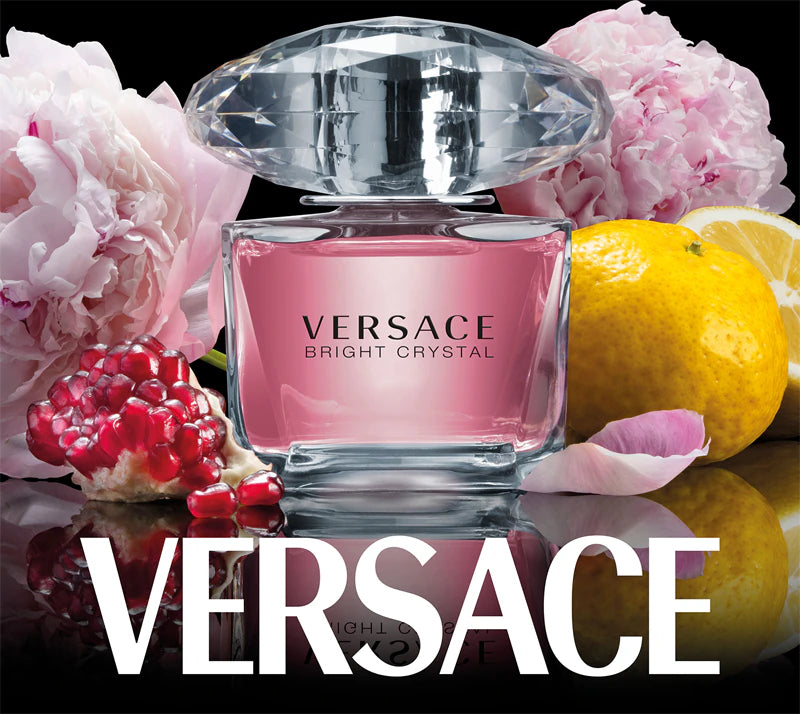Тоалетна вода за жени Versace Bright Crystal EDT с прозрачна бутилка и цветен дизайн, излъчваща свежест и елегантност.