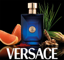 Мъжка тоалетна вода Versace Dylan Blue EDT с прозрачен флакон и синя течност, изразяваща свежест и стил.
