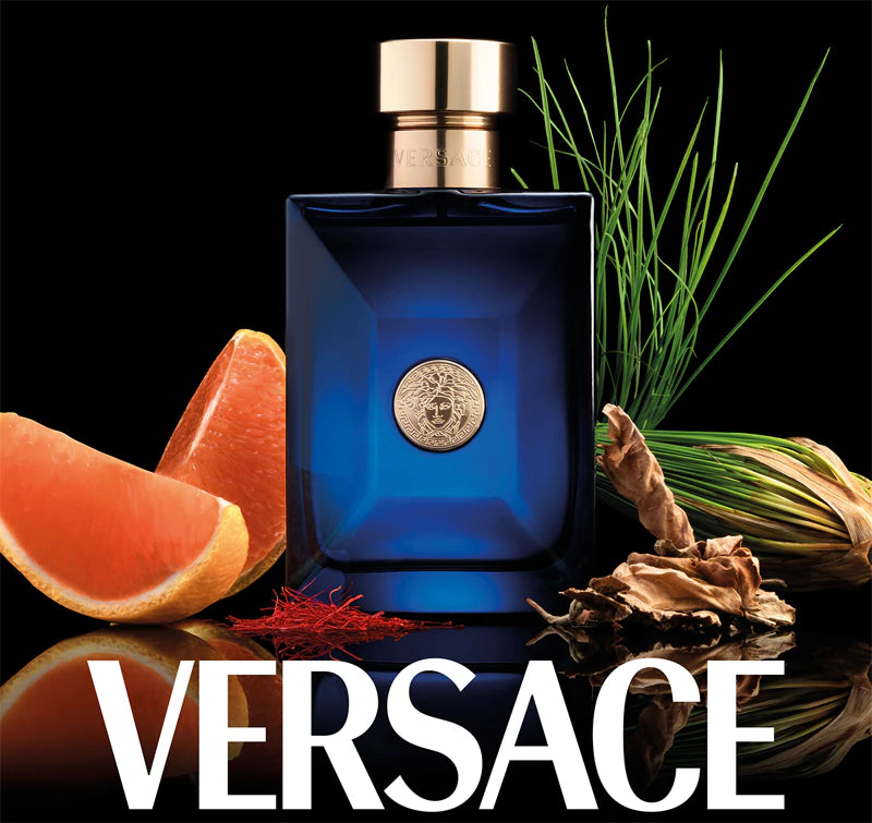 Мъжка тоалетна вода Versace Dylan Blue EDT с прозрачен флакон и синя течност, изразяваща свежест и стил.