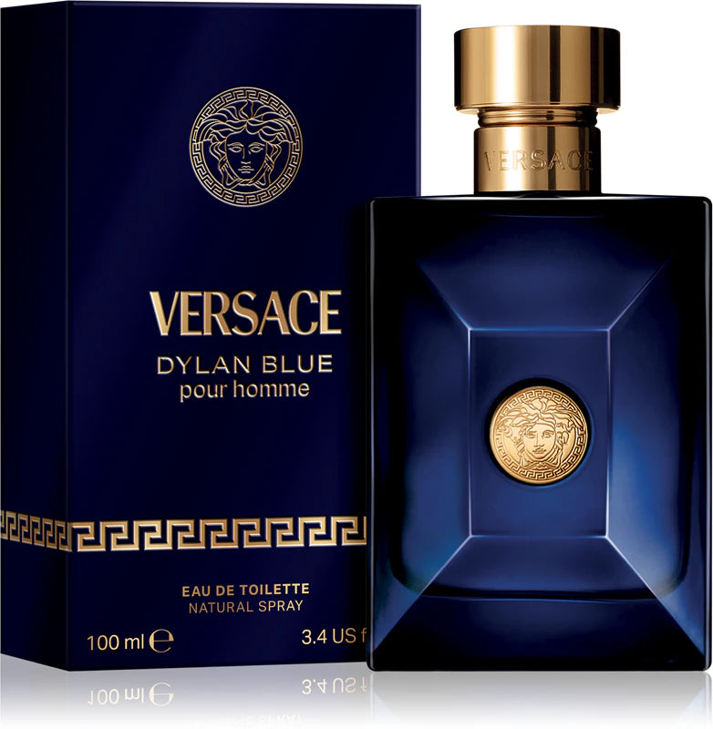 Версаче Dylan Blue Тоалетна вода за мъже EDT, флакон с бледосин цвят и елегантен дизайн, за мъже с стил и увереност.