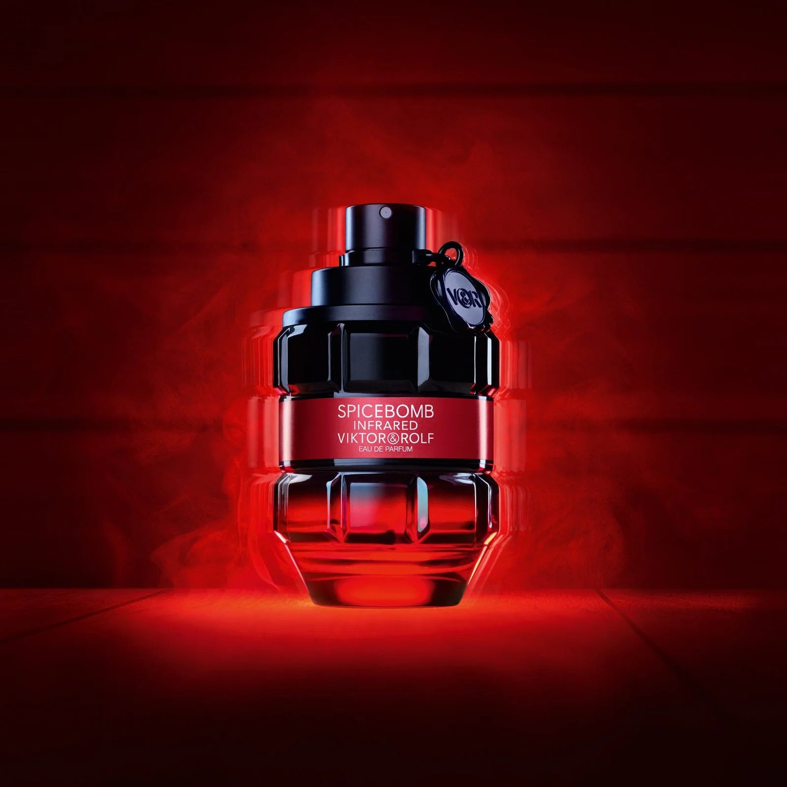 Виткатър и Ролф Spicebomb Infrared EDP мъжки парфюмна вода, 90 мл, бутилка с дървесен и пикантен аромат