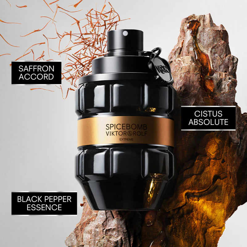 Мъжки парфюм Viktor & Rolf SpiceBomb Extreme Eau De Parfum, бутилка с излязъл парфюм и черен капак.
